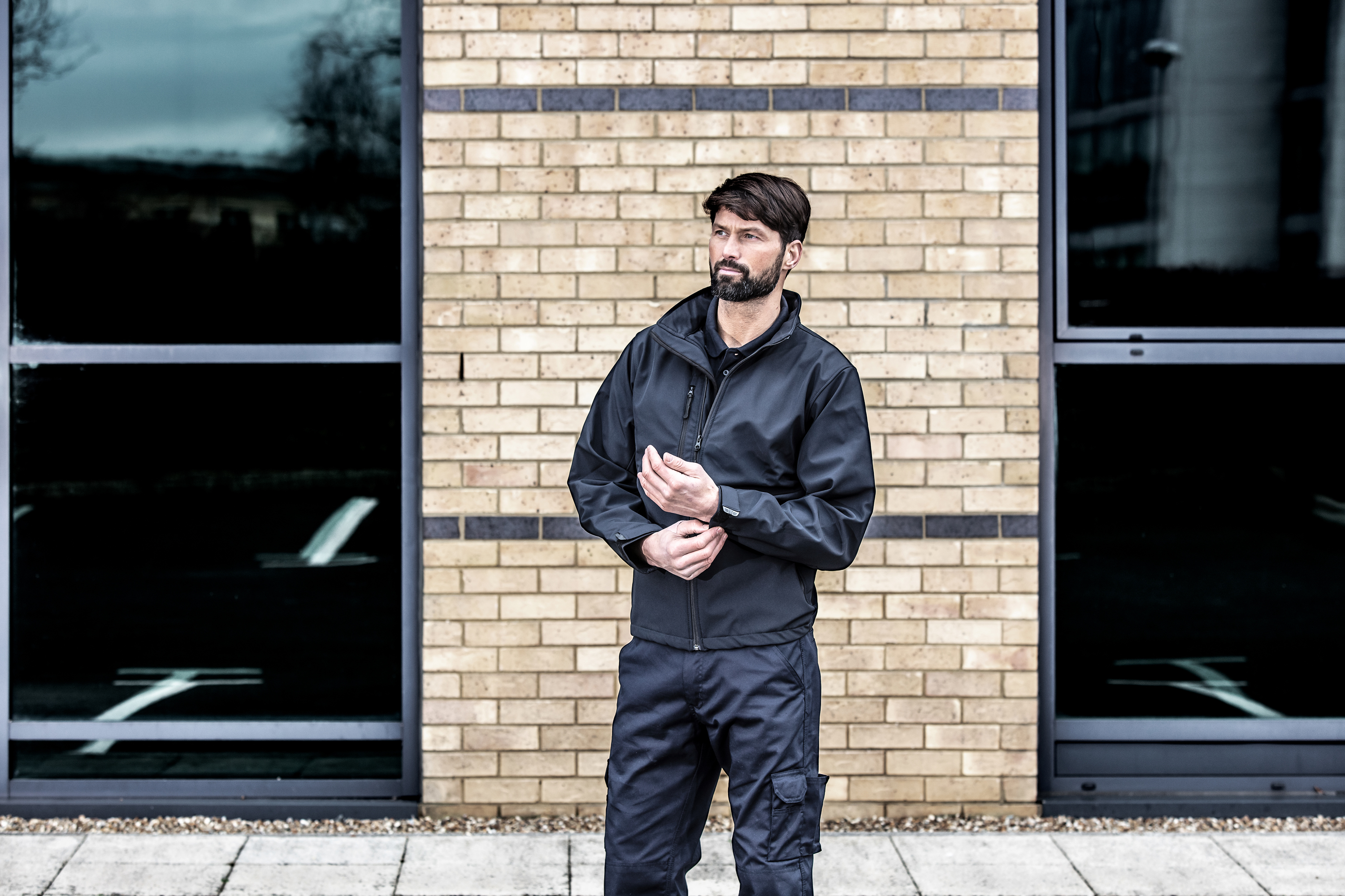 FM - Worker wearing softshell jacket